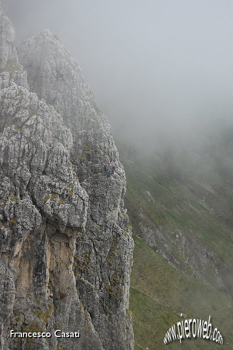 14 Tre alpinisti arrampicano.jpg